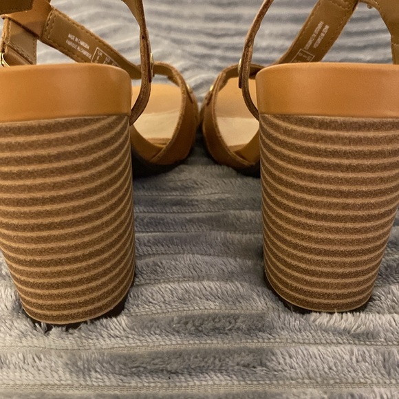 Clarks Stylish Tan Sandals, in good condition. Does have an area on right toe. - Picture 4 of 8